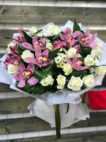 Букет цветов из: Розы и Хризантемы в Пушкинские Горы