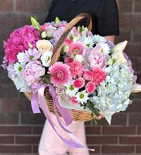 Цветочная композиция из Розы, Хризантемы, Пионы и Лизиантусы в корзине в Пушкинские Горы