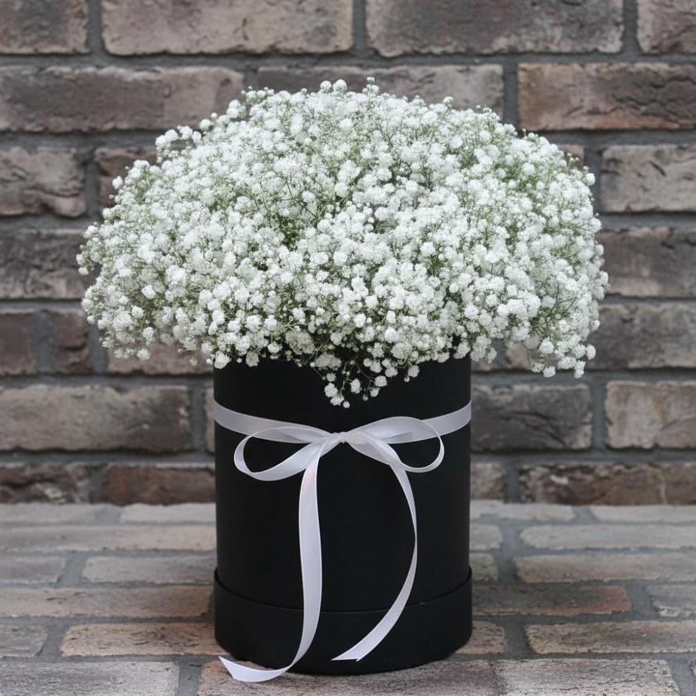 Цветочная композиция из Гипсофила в шляпной коробке в Пушкинские Горы