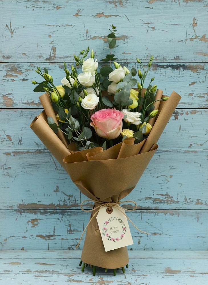 Букет цветов из: Розы и Лизиантусы в Пушкинские Горы