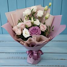 Букет цветов из:  Розы и Лизиантусы в Пушкинские Горы