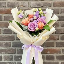 Букет цветов из:  Лизиантусы и Розы в Пушкинские Горы
