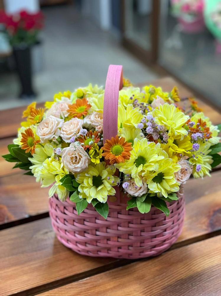 Цветочная композиция из Хризантемы и Розы в корзине в Пушкинские Горы